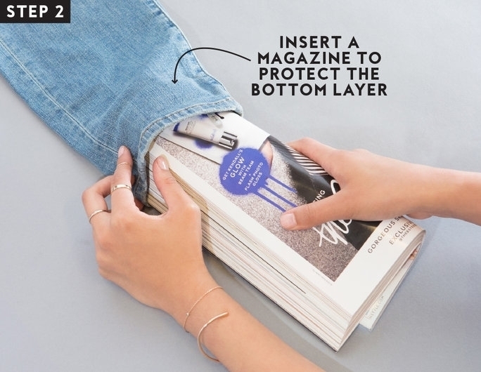 Как сделать рваные джинсы своими руками (рваный, джинсы, рваные джинсы, английской булавки, белую нить, Вставьте журнал) Вставьте журнал