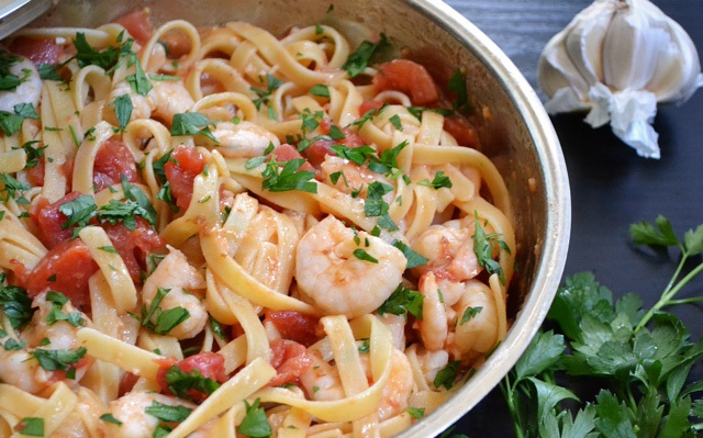 Паста с креветками и томатами (паста, креветка, томат, креветками томатами, добавьте соль, консервированные томаты) добавьте соль