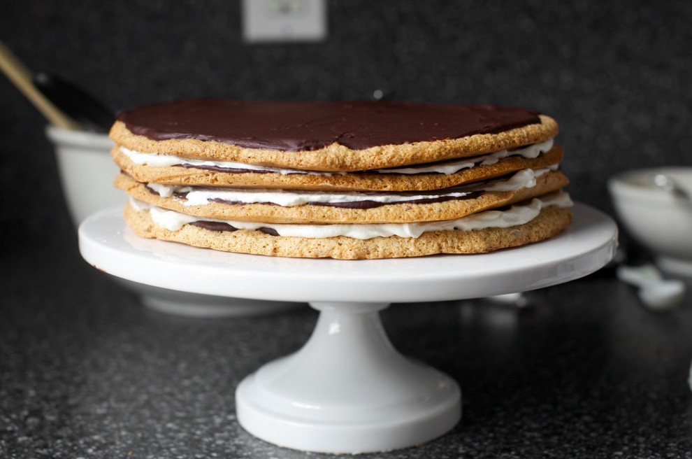 Шоколадно-ореховый торт (шоколадно-ореховый, торт, Шоколадно-ореховый торт, взбитые сливки, яичные белки) Шоколадно-ореховый торт