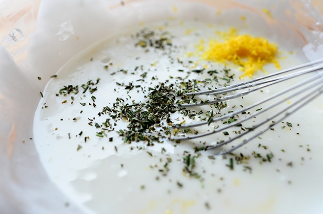 Лимонно-розмариновые булочки (лимонно-розмариновые, булочка, мелко нарезанный, сливочное масло) мелко нарезанный