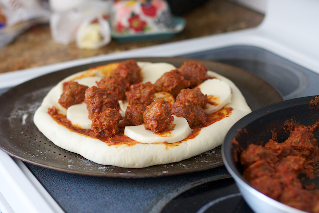 Пицца с тефтельками (пицца, тефтелька, Пицца тефтельками, красного перца, оливкового масла) Пицца тефтельками