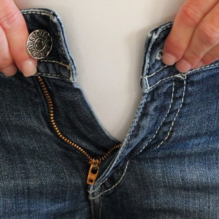 Как постирать джинсы, чтобы они сели на размер?