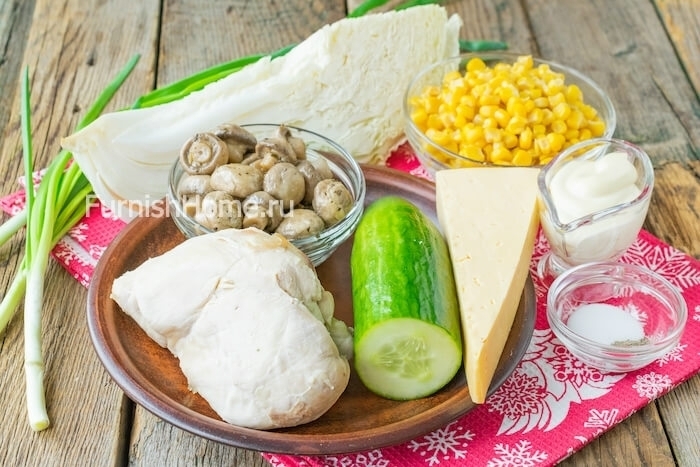 Салат с курицей, маринованными шампиньонами и кукурузой (салат, курица, маринованный, шампиньон) курица