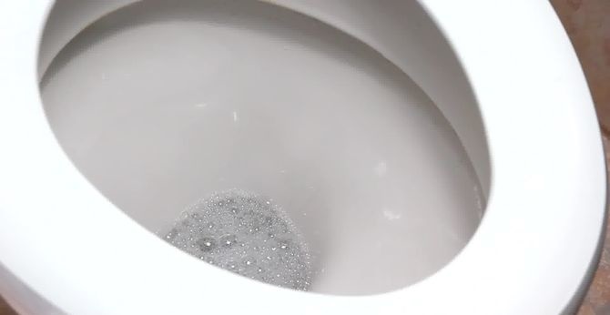 Как очистить унитаз с помощью Coca-Cola (очистить, унитаз, coca-cola, очистить унитаз, туалетным ершиком, очистить унитаз помощью) очистить унитаз