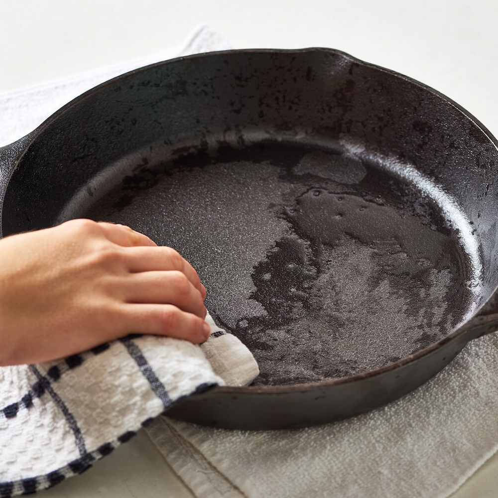 Как очистить чугунную сковороду от пригоревшего нагара и ржавчины в домашних условиях?