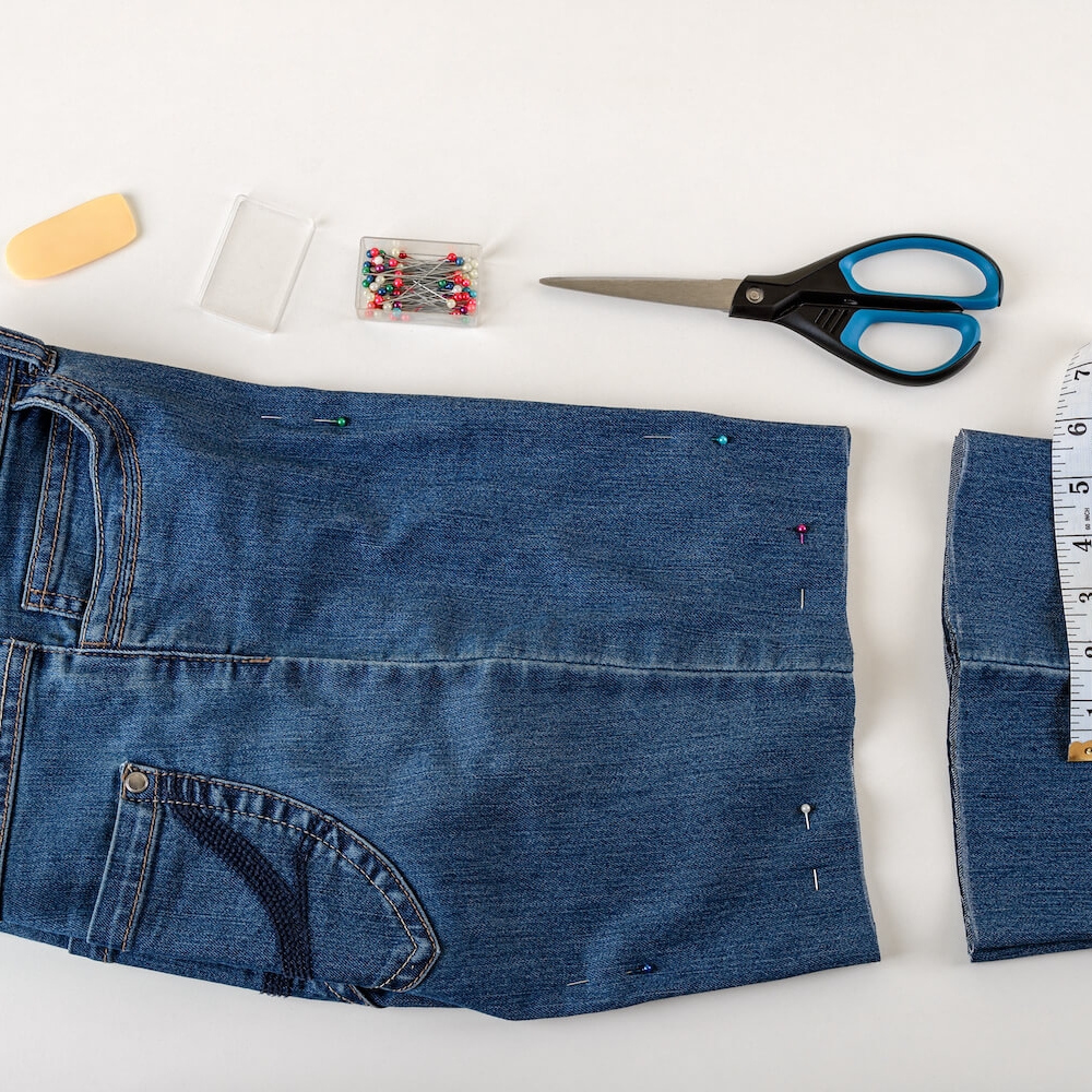 Вторая жизнь: как сделать шорты из старых джинсов